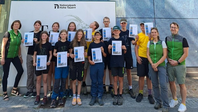 Die Junior-Ranger  | Das Nachwuchsteam mit Nationalparkdirektor Florian Jurgeit, Ranger-Koordinatorin Ruth Bstieler und Rangerin Sophie Thaler