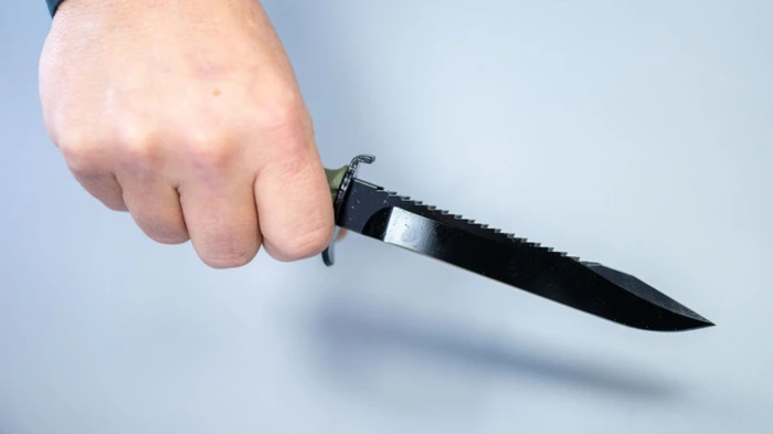Der Mann stach mit dem Messer zu