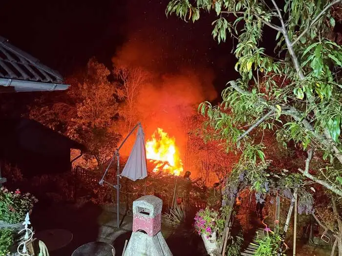 Das Feuer drohte auf den angrenzenden Wald überzugehen