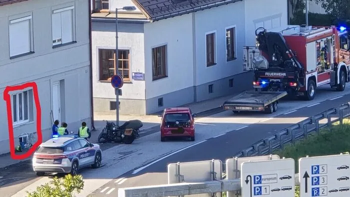 Der Aufprall passierte direkt an einer Hausmauer neben der B 20 (rot markiert)