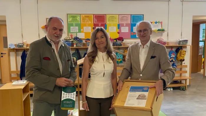 Übergabe der Zahlenbox der Rotarier im Pfarrkindergarten Langenwang an Leiterin Sigrid Rothwangl