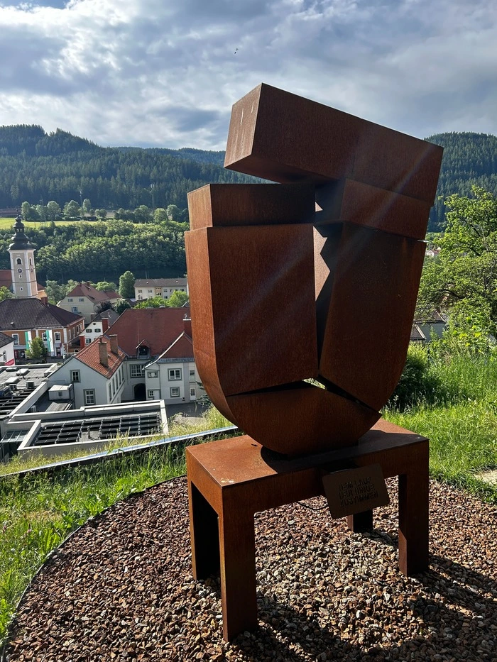 So sehen die aus Stahlblech gestalteten Kopfmonumente aus – die NS-Zeichen wurden mittlerweile wieder übermalt