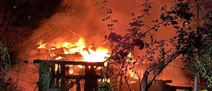 Die Gartenhütte geriet in Vollbrand