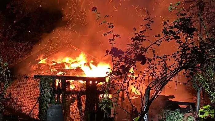 Die Gartenhütte geriet in Vollbrand