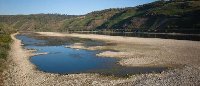 ARCHIV - 14.08.2026, Rheinland-Pfalz, Osterspai: Riesige Sandbänke sind im Rhein bei Osterspai entstanden. Trockenheit und Hitze ließen die Pegel fallen. (zu dpa: «Sommer 2026: «Historische Hitze, verbreitete Trockenheit»») Foto: Thomas Frey/dpa +++ dpa-Bildfunk +++