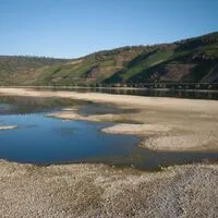 ARCHIV - 14.08.2026, Rheinland-Pfalz, Osterspai: Riesige Sandbänke sind im Rhein bei Osterspai entstanden. Trockenheit und Hitze ließen die Pegel fallen. (zu dpa: «Sommer 2026: «Historische Hitze, verbreitete Trockenheit»») Foto: Thomas Frey/dpa +++ dpa-Bildfunk +++