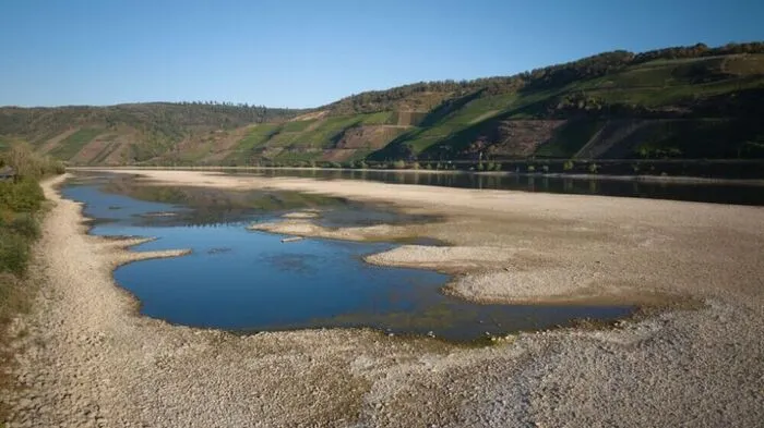 ARCHIV - 14.08.2026, Rheinland-Pfalz, Osterspai: Riesige Sandbänke sind im Rhein bei Osterspai entstanden. Trockenheit und Hitze ließen die Pegel fallen. (zu dpa: «Sommer 2026: «Historische Hitze, verbreitete Trockenheit»») Foto: Thomas Frey/dpa +++ dpa-Bildfunk +++