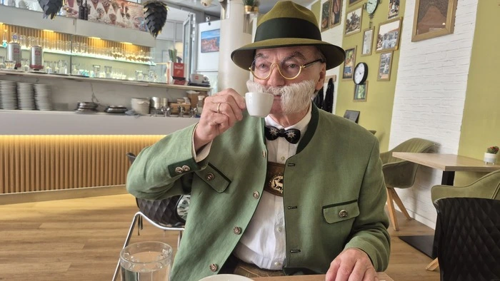 Als Kaffeeliebhaber besuchte Harrer am Tag oft bis zu sieben Kaffeehäuser in der Region