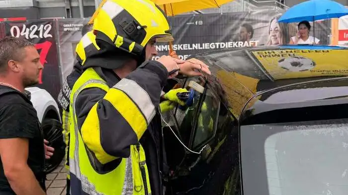 Mit einer selbstgebastelten „Angel“ wurde versucht, den Schlüssel aus dem Auto zu fischen