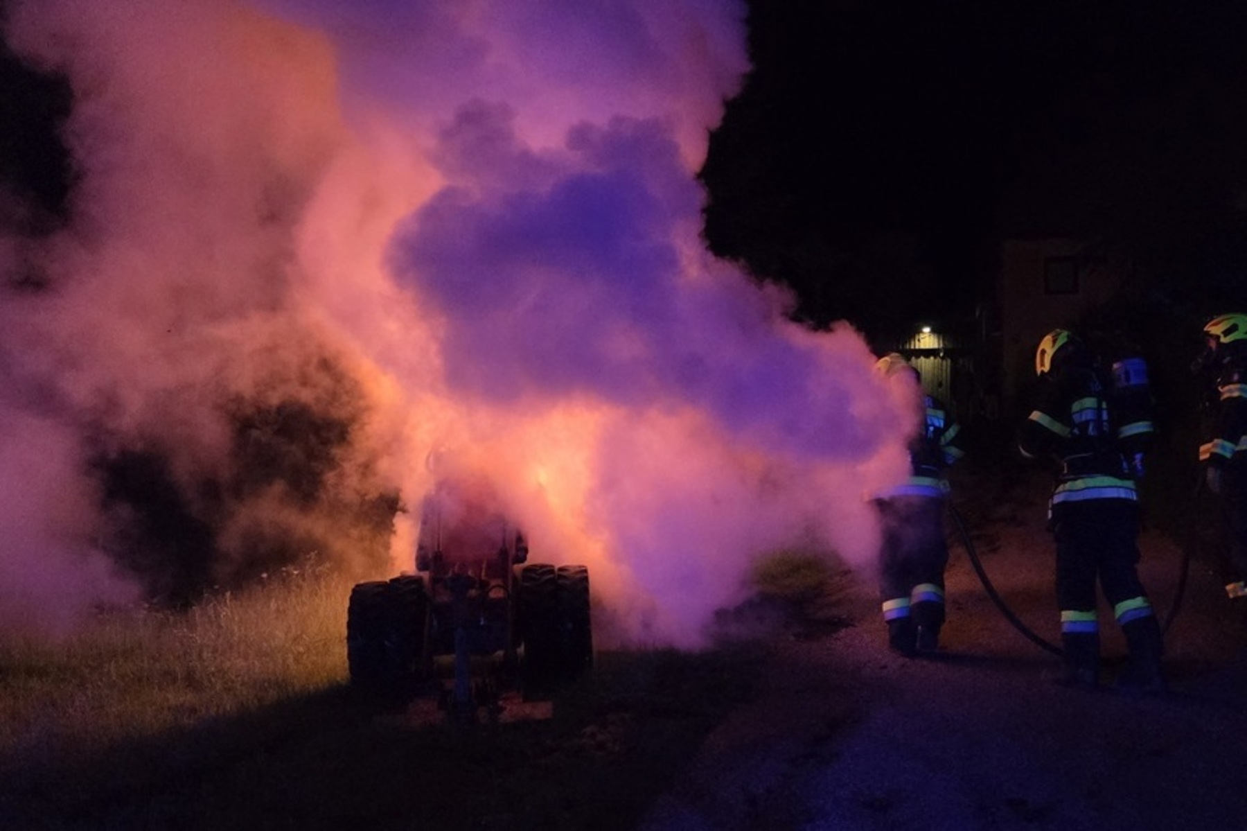 Hoflader auf landwirtschaftlichem Betrieb ging in Flammen au