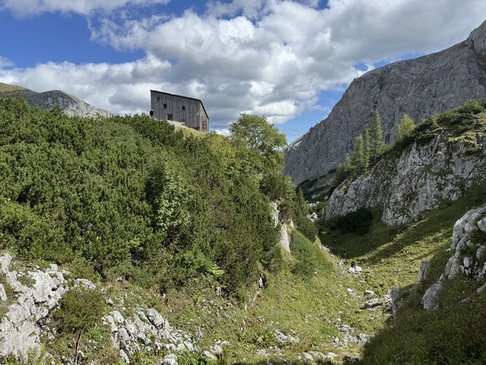 Der Unrat landete im „Graben“ neben der Hütte