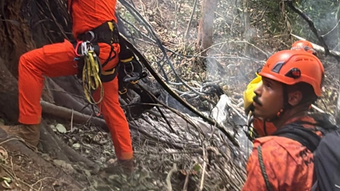 Die Feuerwehr musste nach dem Hubschrauberabsturz einen Brand löschen