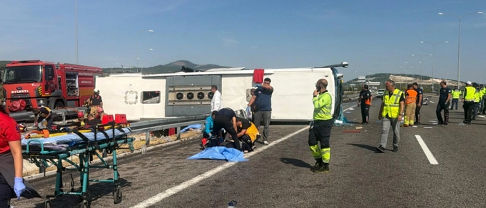 Reisebus und Abschleppwagen prallten ineinander