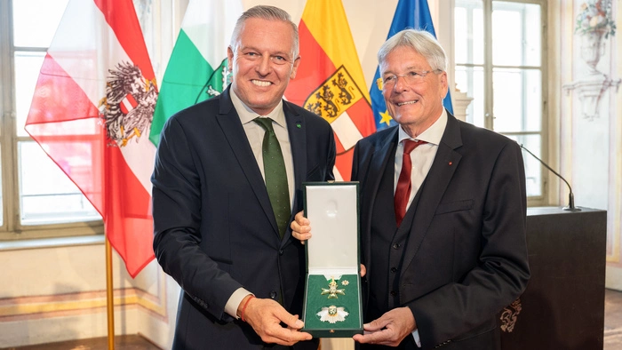 Landeshauptmann Mario Kunasek überreichte Landeshauptmann a. D. Peter Kaiser das Große Goldene Ehrenzeichen des Landes Steiermark mit dem Stern