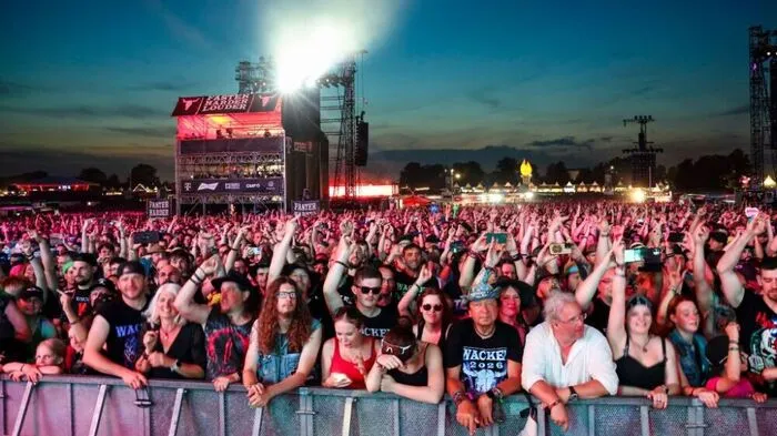 29.07.2026, Schleswig-Holstein, Wacken: Festivalbesucher feiern während des Auftritts der Band Hämatom beim Wacken Open Air (W:O:A). Das W:O:A gilt als größtes Heavy-Metal-Festival der Welt. Foto: Frank Molter/dpa +++ dpa-Bildfunk +++