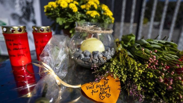 Blumen und Kerzen beim Tatort in Aarau
