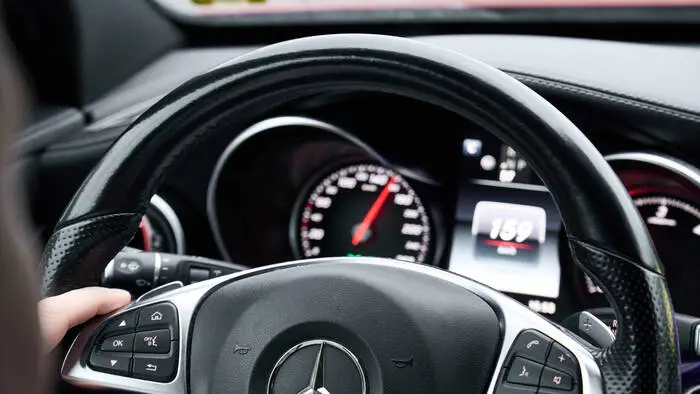 Der Lenker fuhr zudem knapp auf vor ihm fahrende Autos auf