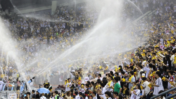Wasserkanonen zur Kühlung von Baseballfans in Seoul