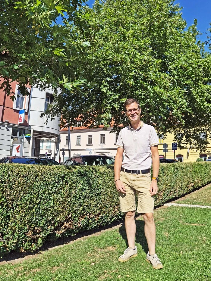 Fachbereichsleiter Franz Kirl vom städtischen Wirtschaftsbetrieb am Brucker Hauptplatz vor den Platanen im Hintergrund