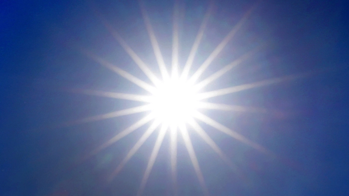 ARCHIV - 27.06.2019, Nordrhein-Westfalen, Düsseldorf: Die Sonne strahlt von einem wolkenlosen Himmel. (zu dpa: «Sommer 2024 war heißester seit Beginn der Aufzeichnungen») Foto: Martin Gerten/dpa +++ dpa-Bildfunk +++.