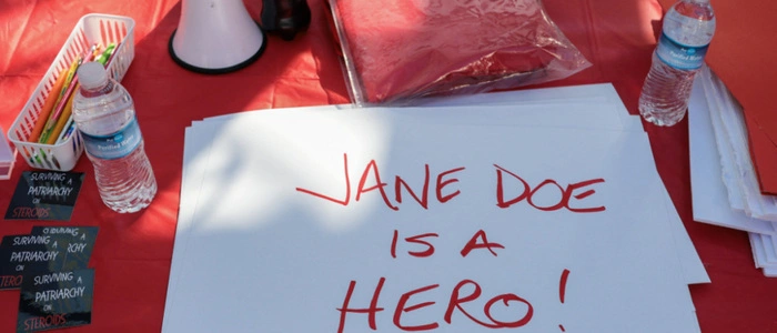 Die Frau tritt unter dem Pseudonym Jane Doe auf