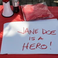 Die Frau tritt unter dem Pseudonym Jane Doe auf