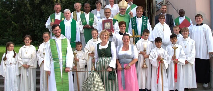 Das neue Leitungsteam (erste Reihe) mit dem Bischof, Priestern, MitarbeiterInnen und MinistrantInnen des Seelsorgeraums