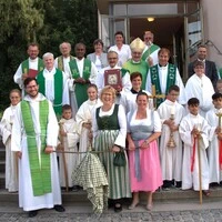 Das neue Leitungsteam (erste Reihe) mit dem Bischof, Priestern, MitarbeiterInnen und MinistrantInnen des Seelsorgeraums