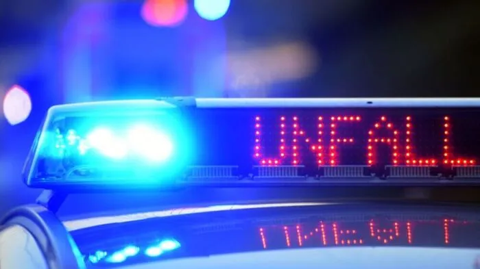 ARCHIV - 11.06.2017, Bayern, Günzburg: Auf einem Polizeifahrzeug warnt am 12.06.2017 auf der Autobahn A8 eine Leuchtschrift vor einer Unfallstelle. (zu dpa: «Vier Verletzte bei Unfall auf A9 - auch Kinder betroffen») Foto: Stefan Puchner/dpa +++ dpa-Bildfunk +++