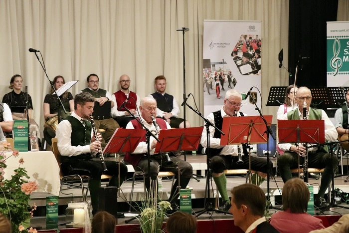 Vier Gruppen gestalteten den Abend, darunter die „Klarinettenmusik Trafella“ (im Bild)