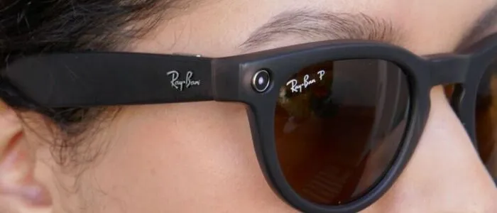 Eine Frau trägt eine Datenbrille, sogenannte Smart Glasses