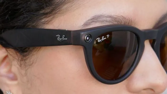 Eine Frau trägt eine Datenbrille, sogenannte Smart Glasses
