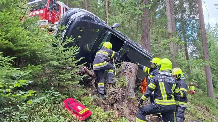 Ein Baumstamm hinderte das Auto an einem weiteren Absturz