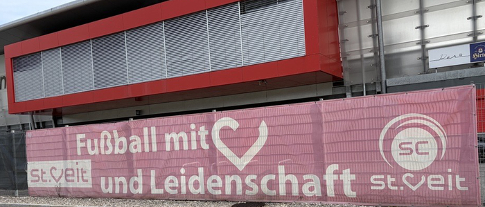 Das Bild zeigt ein Banner vom SC St. Veit vor der Arena
