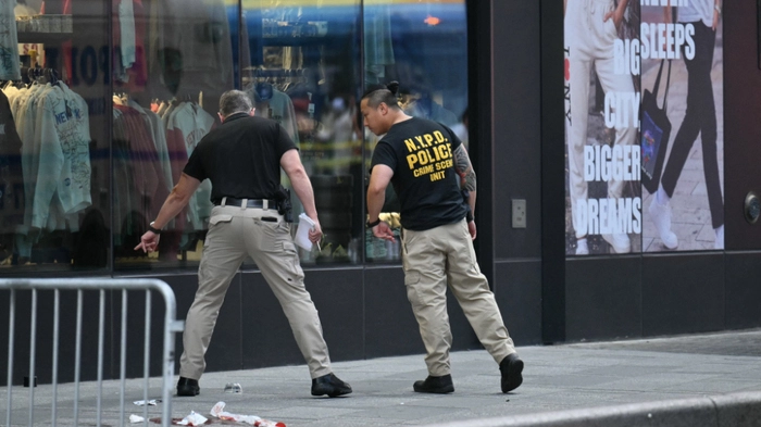 New York City Police officers investigate the scene where an officer-involved shooting left one dead near Times Square, in New York, on August 31, 2026. A woman armed with a knife stabbed two people in New York's Times Square on Monday before she was shot by police, US media reported..Local news reports said the suspect was taken to hospital in critical condition, while the status of the two victims was not immediately clear.  (Photo by ANGELA WEISS / AFP)