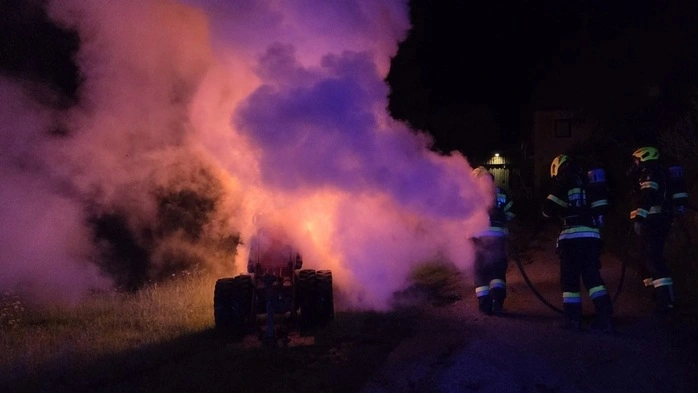 Die Einsatzkräfte mussten mit schwerem Atemschutz gegen die Flammen vorgehen