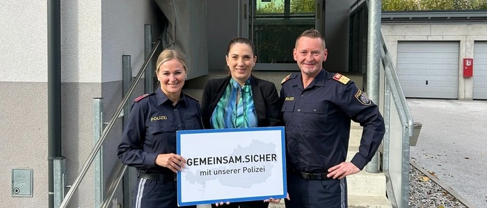 Sarah Kastner (Mitte) stattete dem Bezirkspolizeikommando (im Bild mit Silvia Posch und Franz-Kurt Grabenhofer) einen Besuch ab