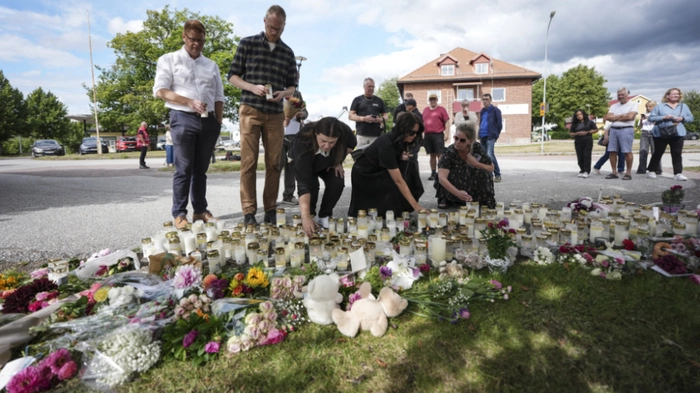 Außerhalb der Schule werden von Passanten Blumen als Zeichen der Trauer niedergelegt 