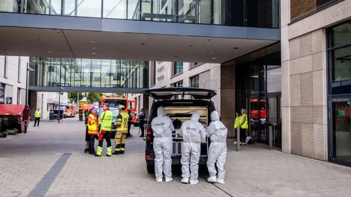 dpatopbilder - 23.07.2026, Baden-Württemberg, Stuttgart: Beamte der Spurensicherung stehen bei einem größeren Polizeieinsatz vor einem Einkaufszentrum in der Innenstadt. In dem Einkaufszentrum ist eine Person schwer verletzt worden. Nach Auskunft der Polizei ist der unbekannte Täter flüchtig und wird gesucht. Foto: Christoph Schmidt/dpa +++ dpa-Bildfunk +++
