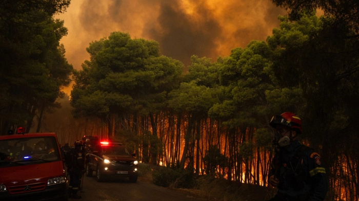 Rund um das Dorf Porto Germeno wüten die Flammen