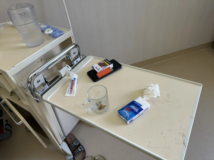 Zigaretten im Zimmer der Patientin 