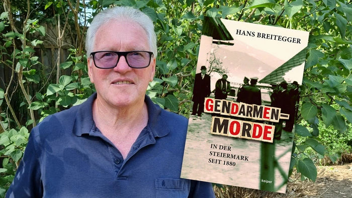 Der Autor mit Buch