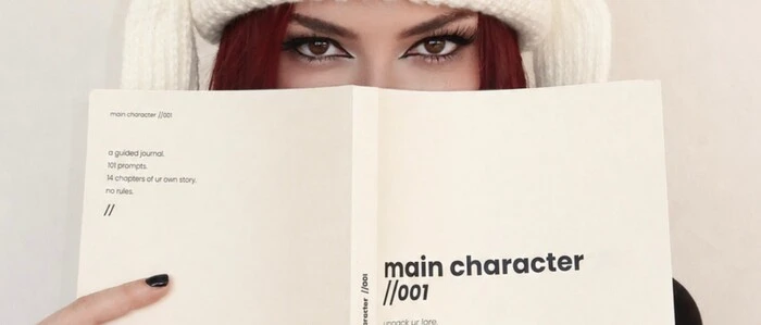 Jazz Egger mit ihrem Journal „Main Character“