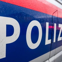 Die Polizei musste einschreiten, nachdem sich das Auto selbst versperrt hatte