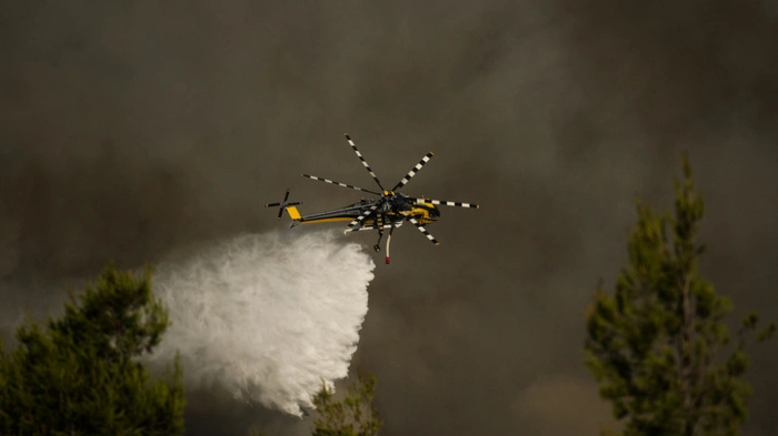 Löschhubschrauber im Einsatz (Symbolbild)