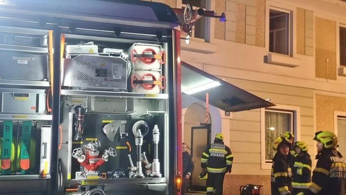 Mit Sirenengeheul waren die Brucker Floriani in der Nacht bei einem Kellerbrand im Einsatz