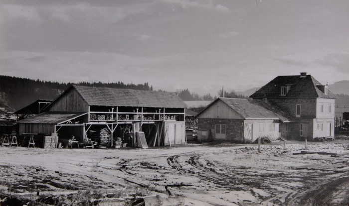 1957 wurde mit dem Bau des Firmenstandorts in der St. Veiter Straße 5 in Feldkirchen begonnen