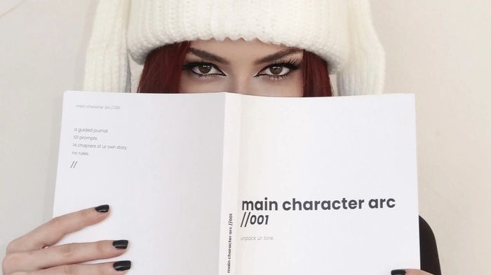 Jazz Egger mit ihrem Journal „Main Character“ 
