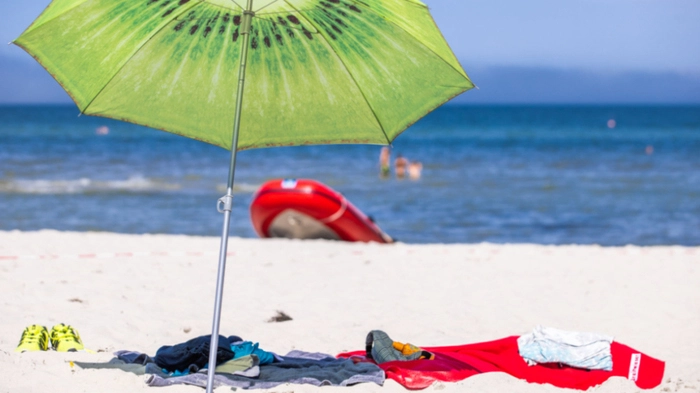 Viele reservieren ihr Plätzchen am Strand schon über Nacht