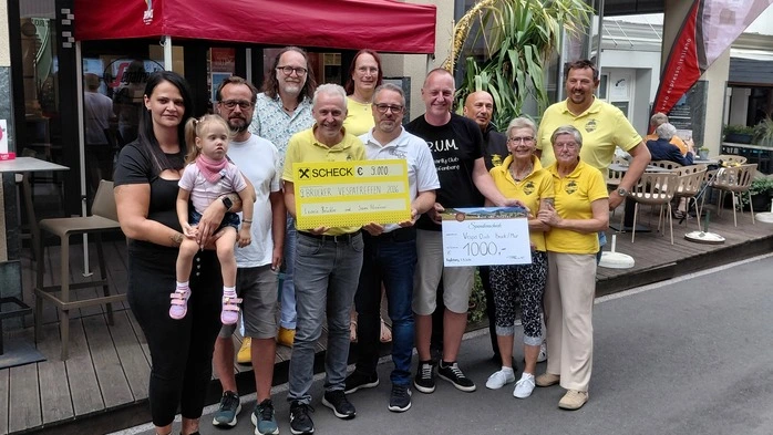 Gemeinsam mit Verantwortlichen des Schützenvereins, Rotary-Clubs und des Charity-Clubs übergab der Vespaclub Bruck die stolze Spendensumme